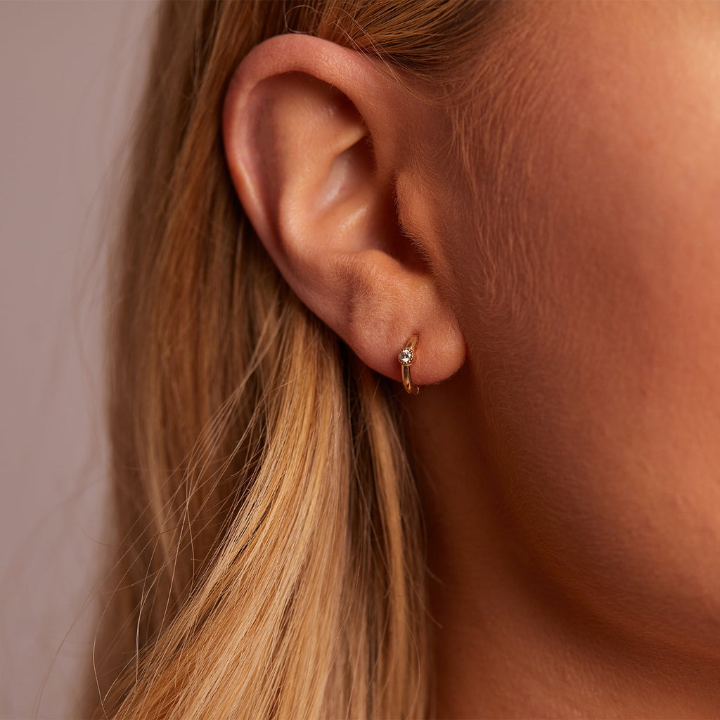 Round Huggie Earrings Z7540