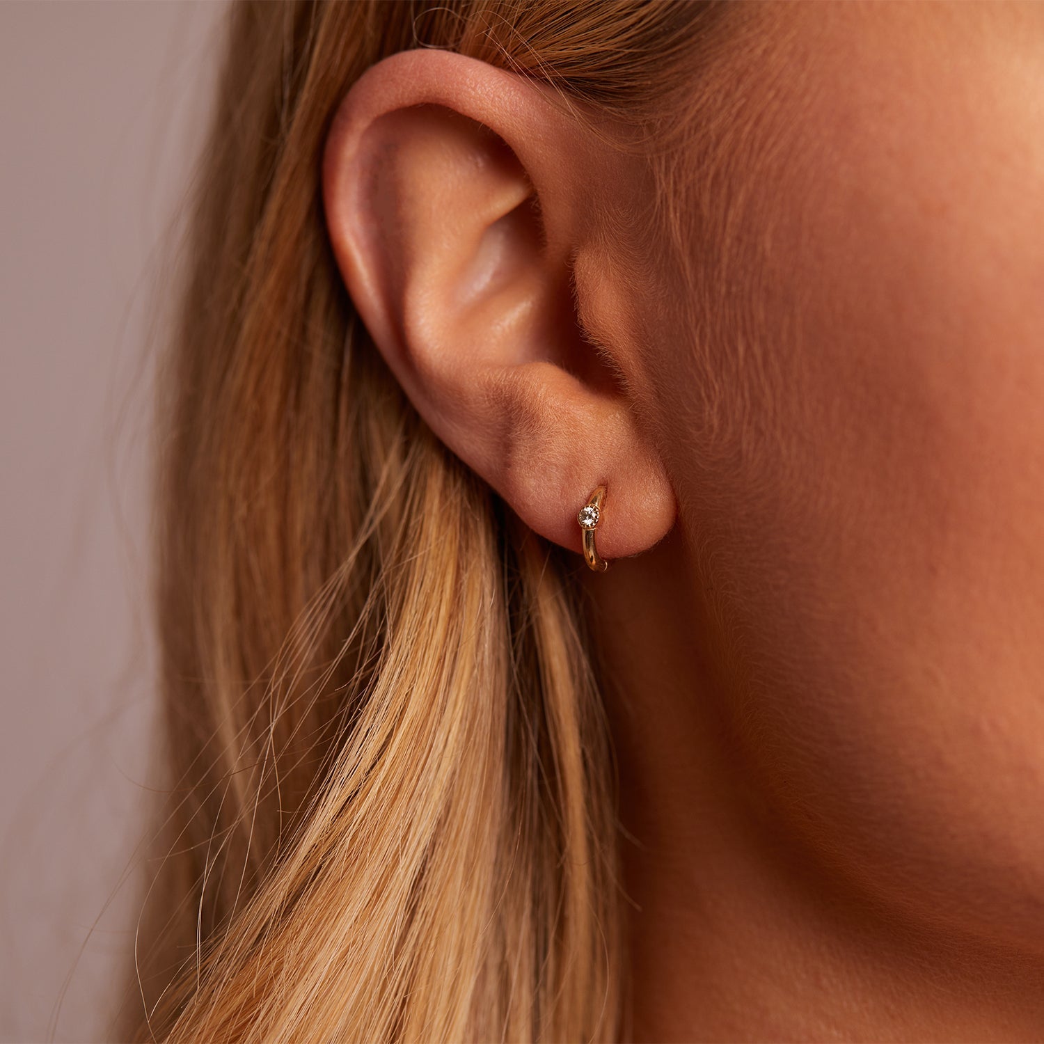Round Huggie Earrings Z7540