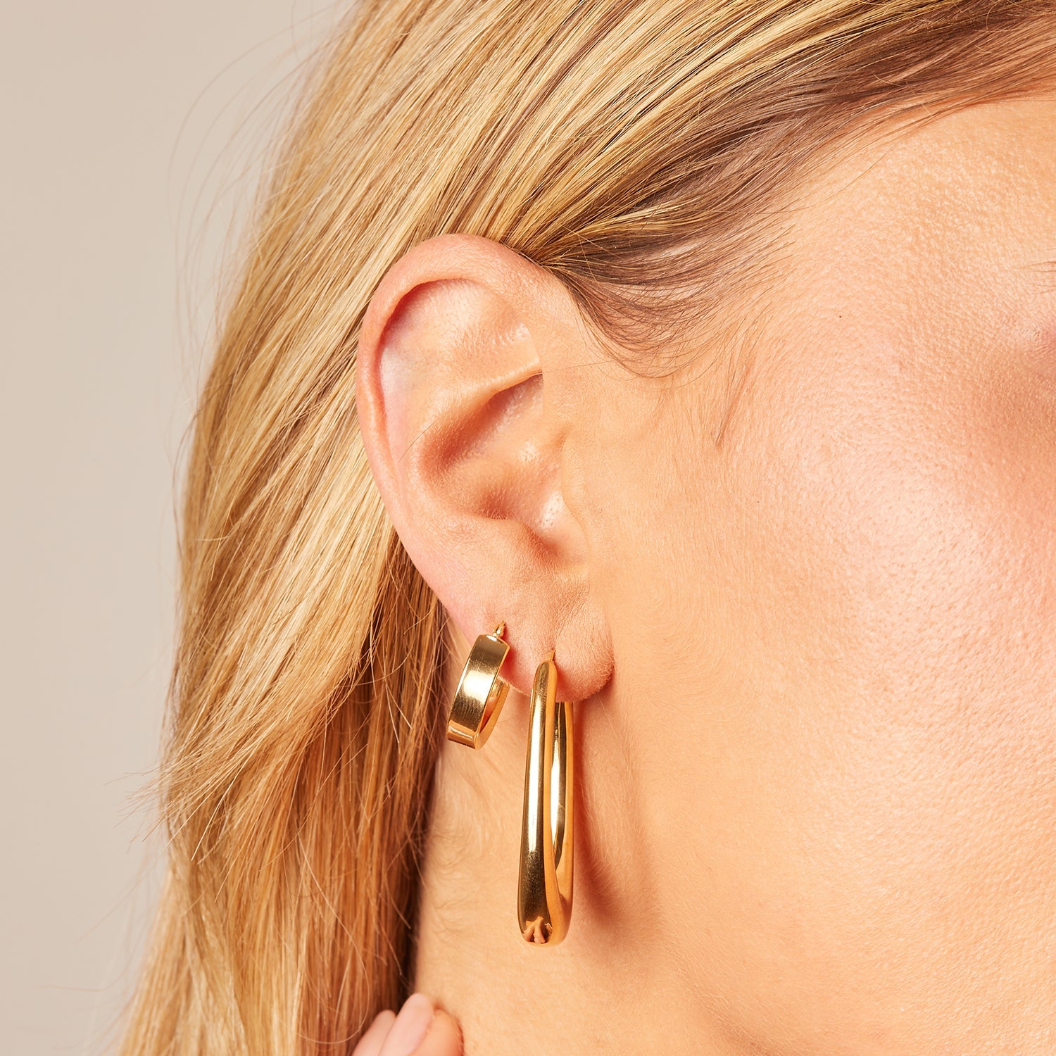Oval Curved Hoop Earrings D661