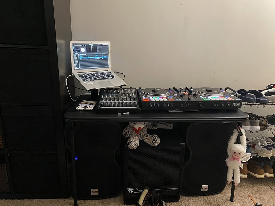 Complete DJ Set and DJ Controller with Integrated DJ Mixer P8069