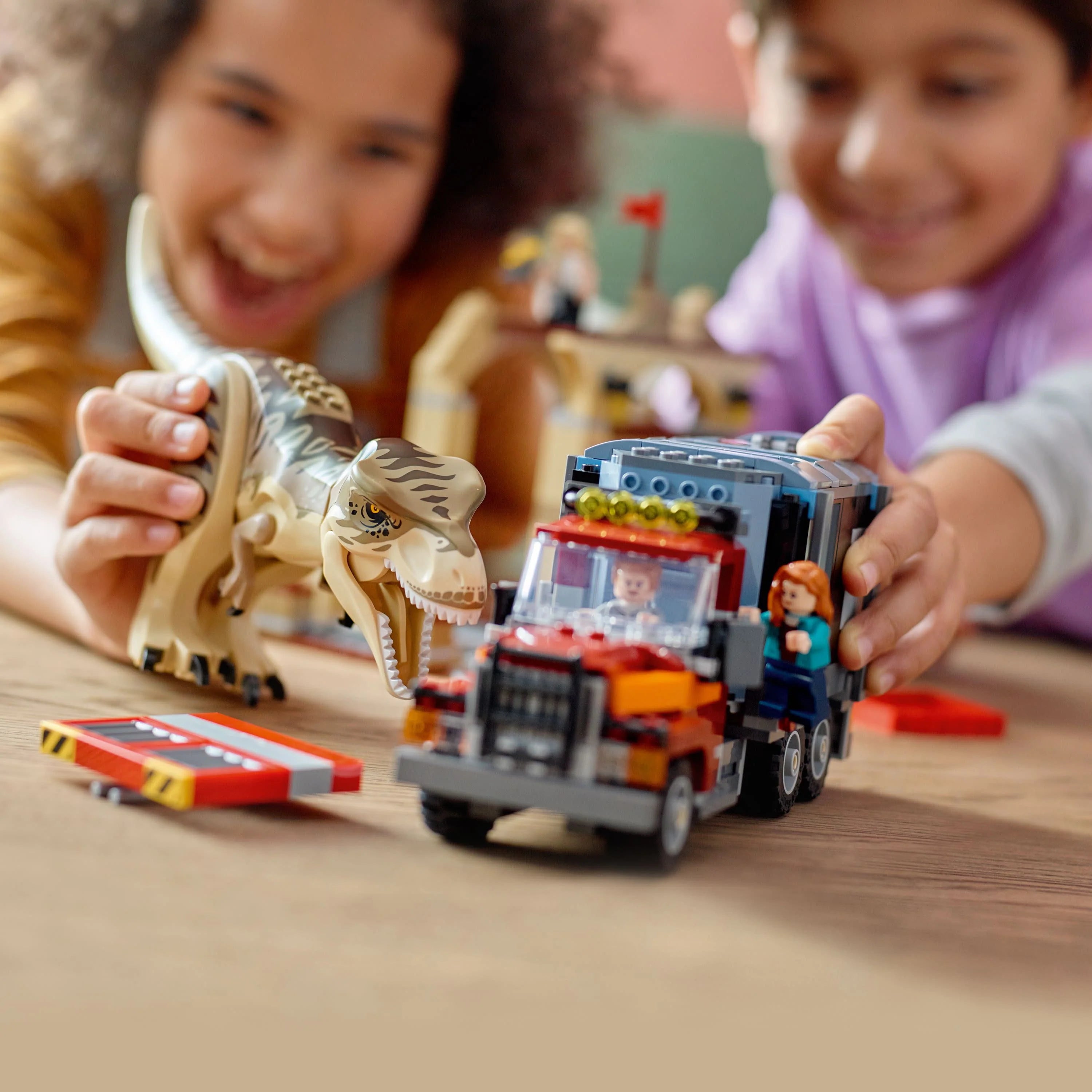 LEGO Jurassic World T. rex & Atrociraptor Dinosaur Breakout with 4 Minifigures O96931